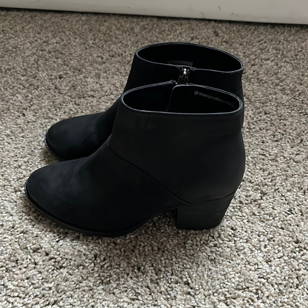 Blondo Women’s 7.5 black booties